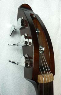 Голова пятиструнной виолончели. Добавлена верхняя струна Ми (Взята из гитарного комплекта D'addario '13