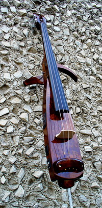 Электро-акустическая виолончель  ,модель-апрель 2014.Оснащена активной пьезо-системой Artec ab2,струны D'addario Helicor 