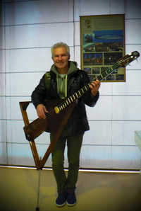 Сергей Чучупалов -эл.балалайка (контрабас)