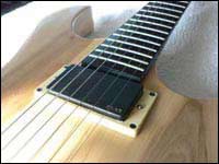 Гитара оснащена EMG 85